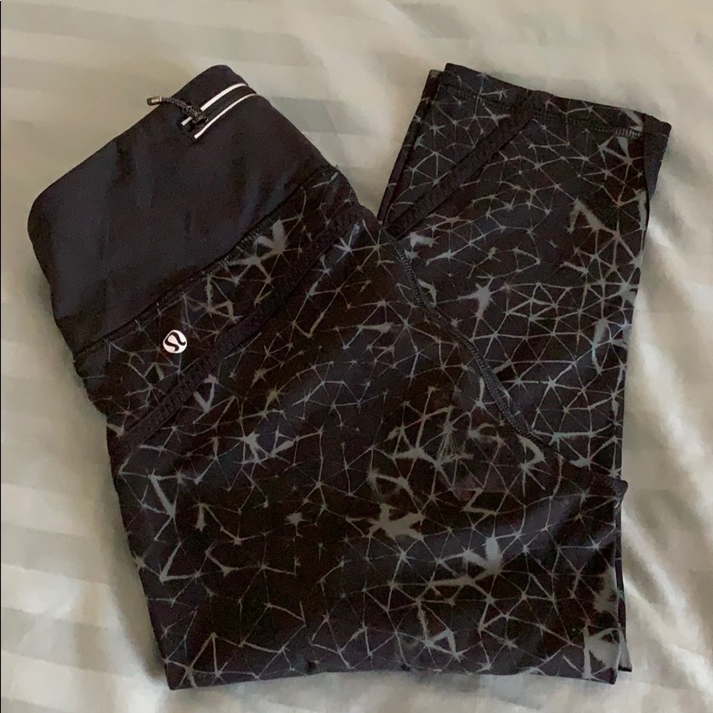 Lululemon size8 capri length black & grey leggings